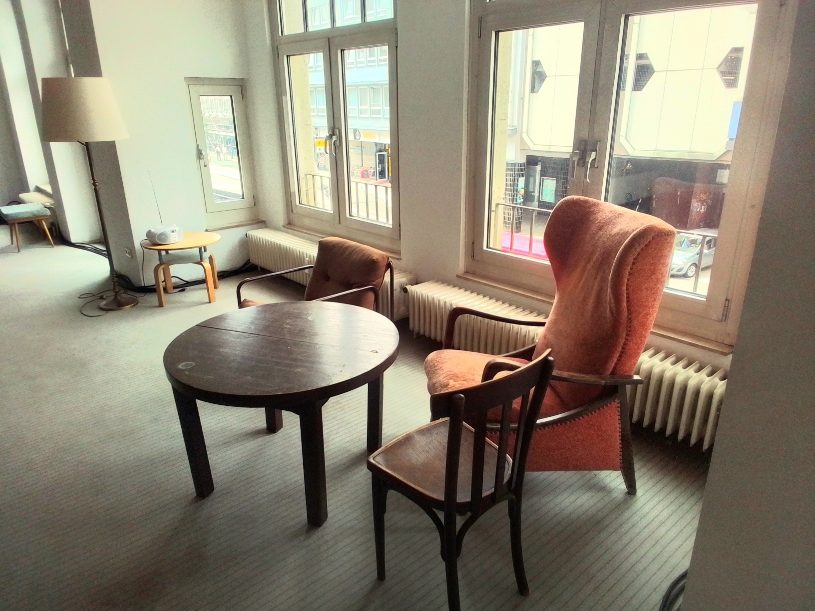 Sessel und Tisch vor einer Fensterfront